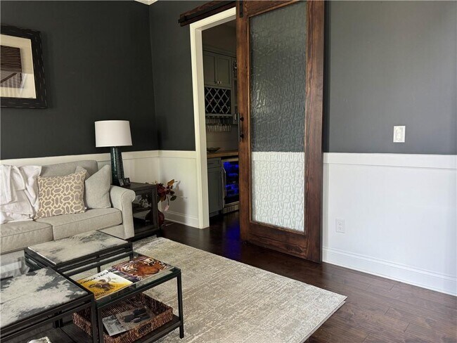 Building Photo - 512 Edgewater Dr