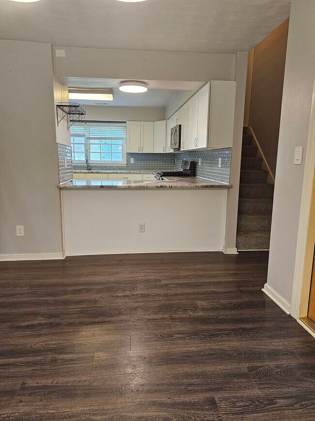 Building Photo - 803 Haskins Dr
