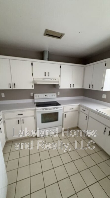 Building Photo - 5608 Lake Fox Cir