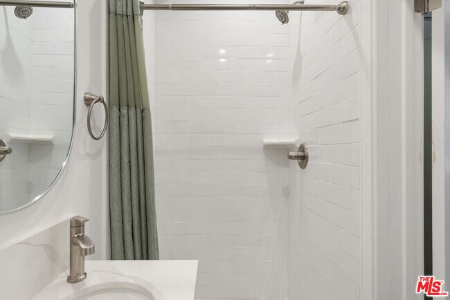 Building Photo - 1341 Mariposa Ave