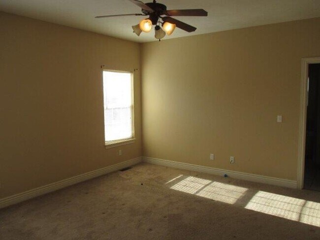 Building Photo - 3 Bedroom Ozark Home in Wonderful Neighborhood!