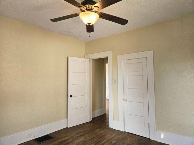 Building Photo - 12 E Chestnut St