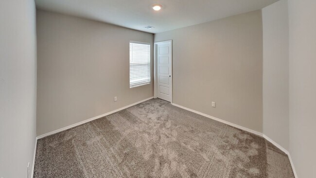 Building Photo - Very Nice 4 Bedroom 2 Bath Home in Yukon S...