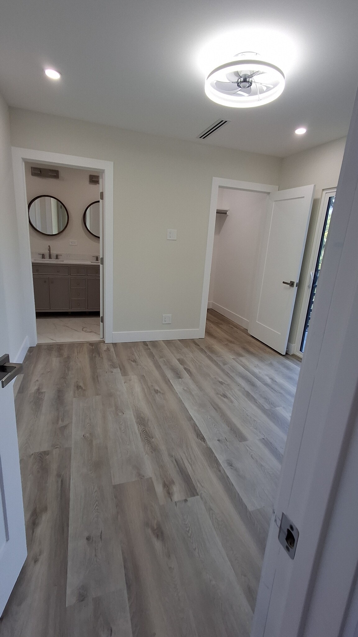 Building Photo - 4377 Charlemont Ave