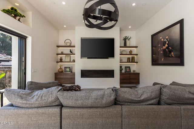 Building Photo - 620 Houseman St