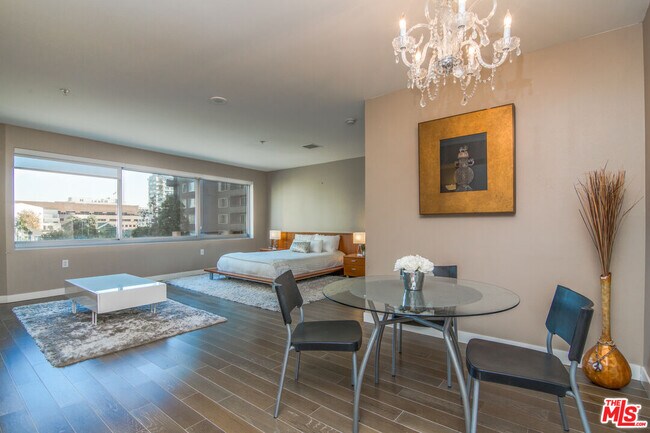 Building Photo - 901 Flower St