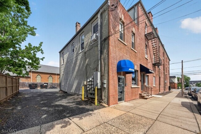 Building Photo - 56 W Somerset St