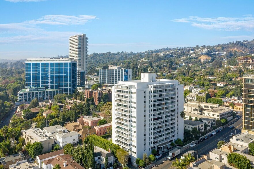 Building Photo - 999 N Doheny Dr