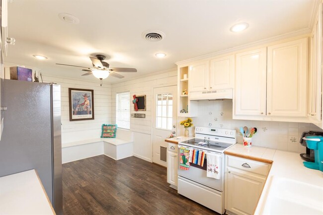 Building Photo - 720 Chisholm Trail