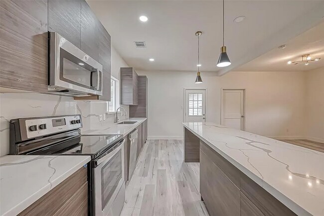 Building Photo - 3820 Tuam St