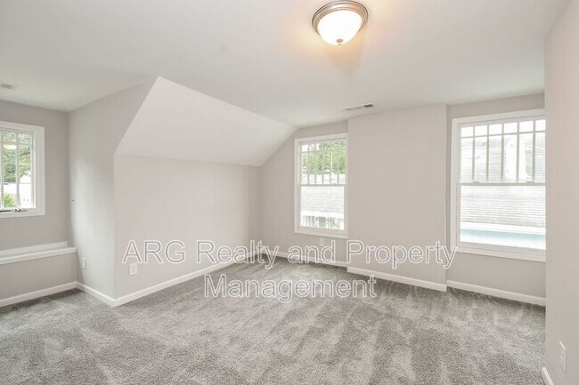 Building Photo - 393 Atwood St SW