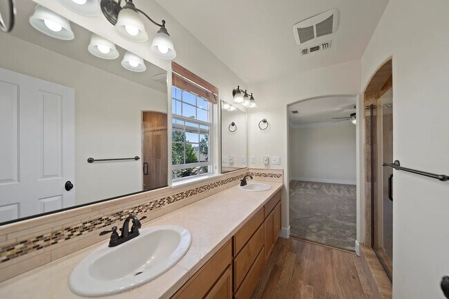 Building Photo - 5592 Diamond Ridge Dr