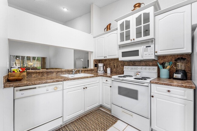 Building Photo - 8084 Summer Shores Dr