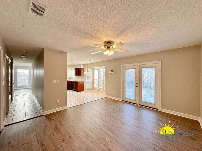Building Photo - Stunning 4 Bedroom Mary Esther Home, minut...