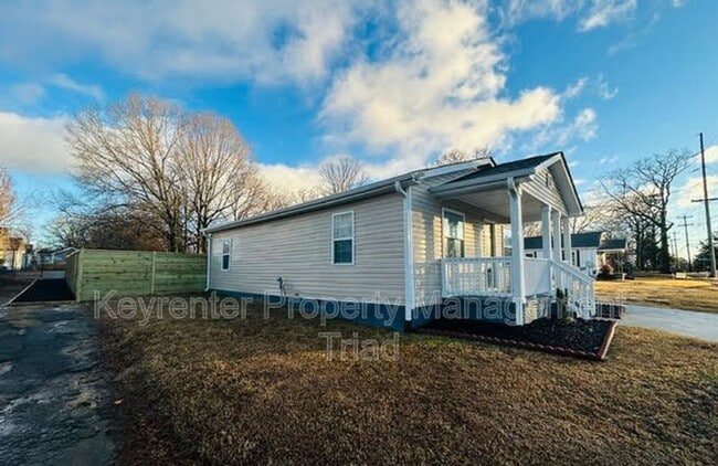 Building Photo - 1405 Leonard Ave