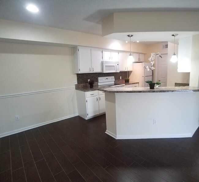 Building Photo - Gorgeous Remodeled 2/2 Floors Condo For Re...