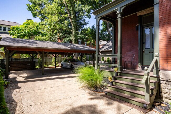 Building Photo - 351 Thrall St