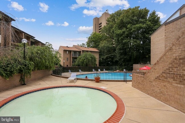 Building Photo - 4 Monroe St