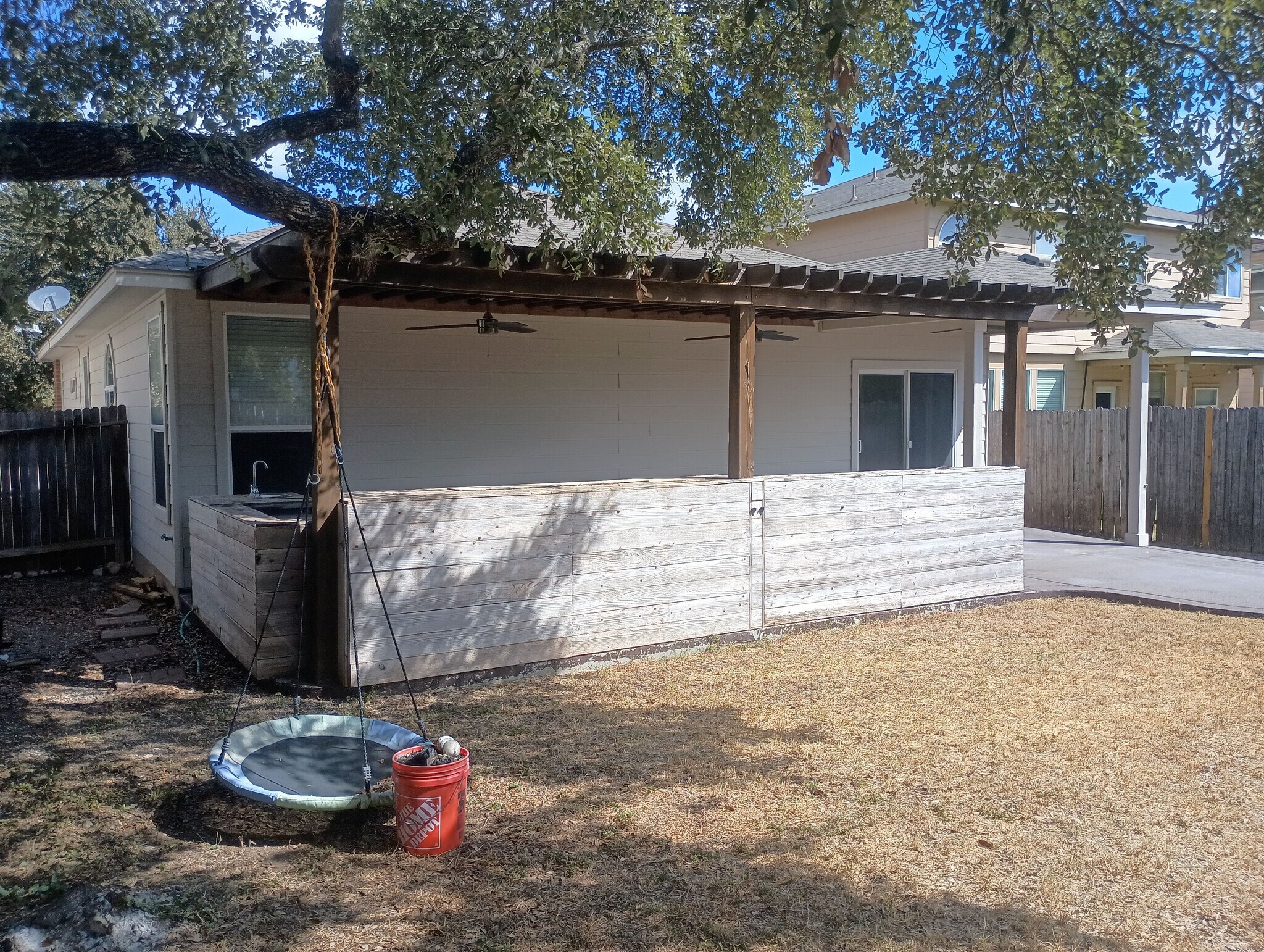 Building Photo - Room in House on Katherine Way