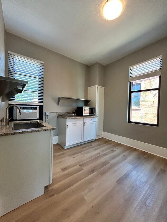 Building Photo - Bright 2nd Floor Apartment on 3rd Street -- Utilities Included!