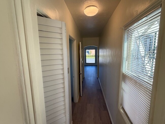 Building Photo - Updated 1-Bedroom Duplex with Lovely Priva...