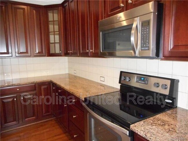 Building Photo - 11017 Valley Spring Dr