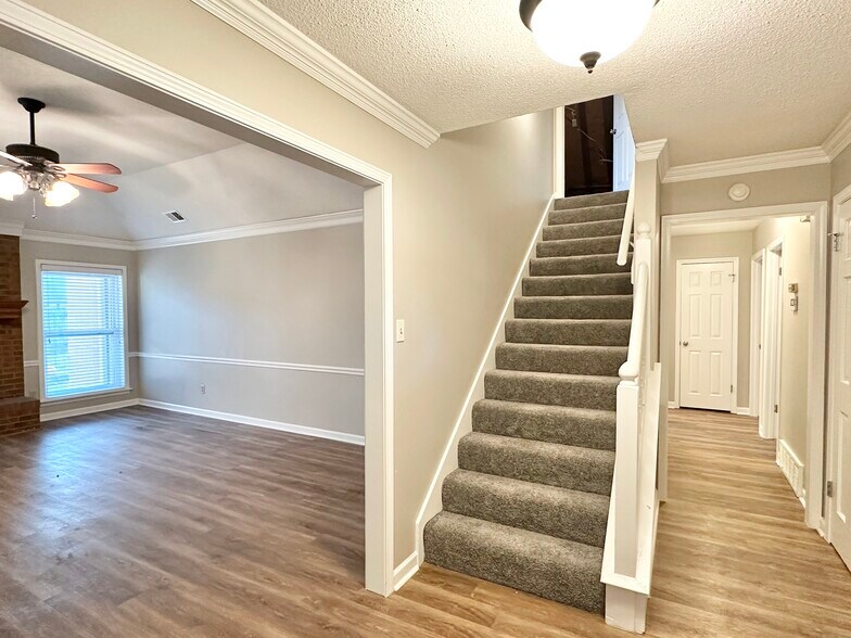 Building Photo - 7475 Kingsland Dr