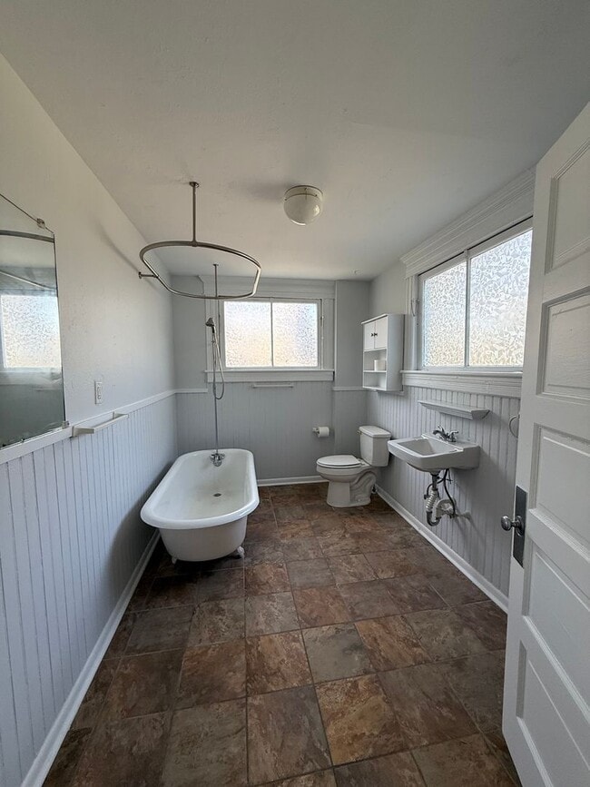 Building Photo - Penthouse Vintage Apartment in Historic Home Near Downtown