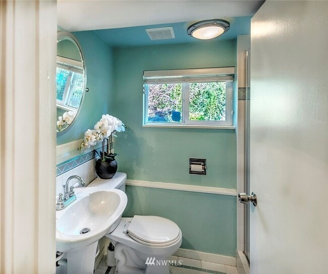 Building Photo - 3-Bedroom Lynnwood Home Near Light Rail with Central A/C & Backyard Oasis