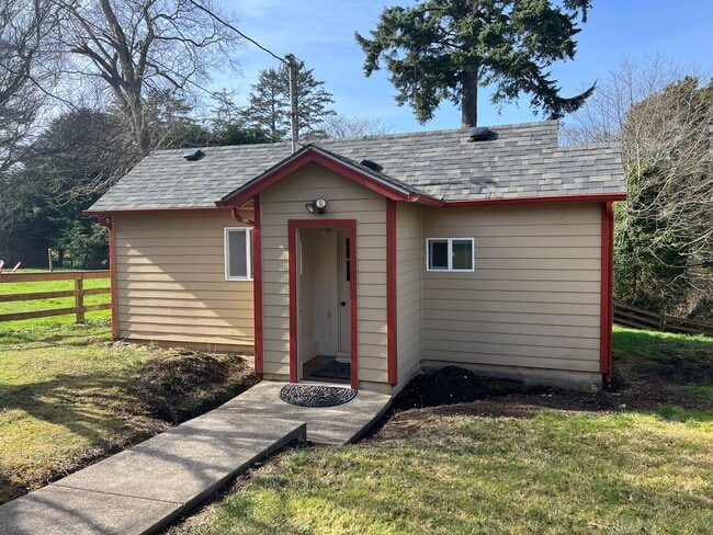 Building Photo - Cute cottage in Seal Rock!
