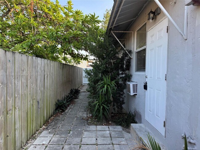 Building Photo - 1827 NW Flagler Terrace