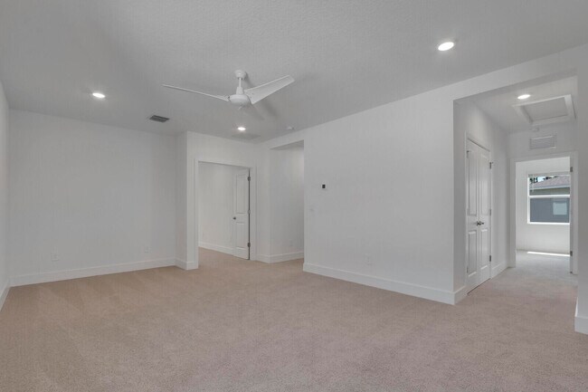 Building Photo - 7141 SE Park Dr