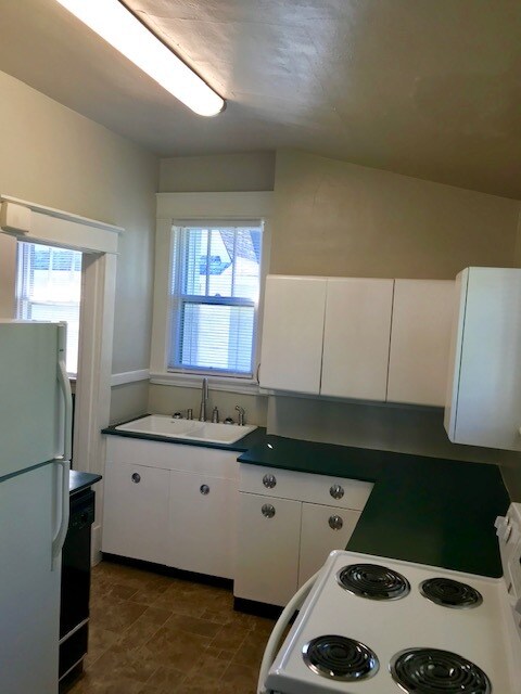 Building Photo - 306 Oakridge Blvd