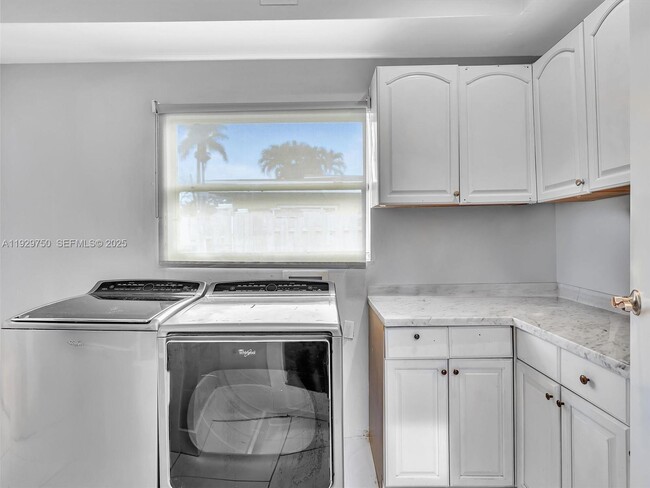 Building Photo - 20120 NE 25th Ct