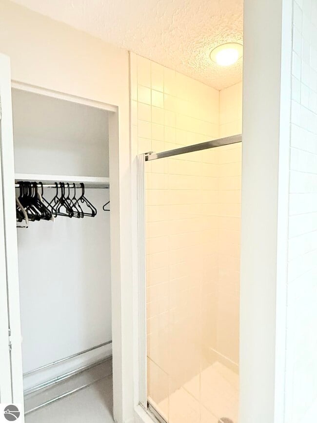 Building Photo - 776 N Yacht Club Dr