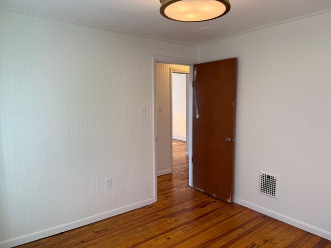 Building Photo - Newly Renovated 3-Bedroom, 1-Bathroom End-Row Townhome with Bonus Room & Backyard!