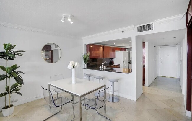 Building Photo - 1717 N Bayshore Dr