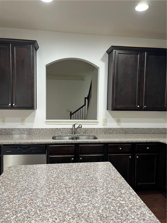Building Photo - 425 Village View