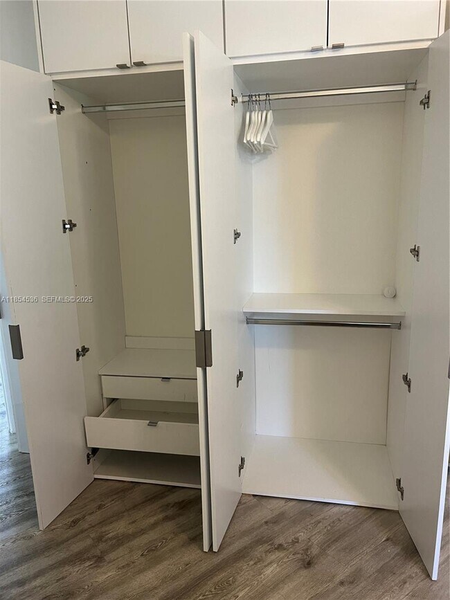 Building Photo - 1121 Crandon Blvd