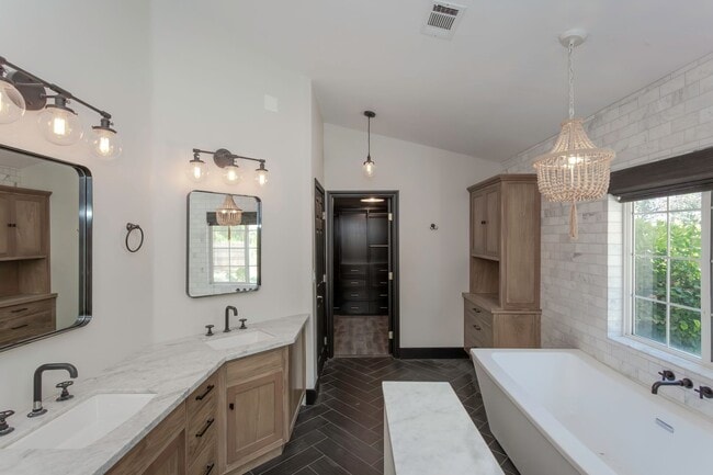 Building Photo - RANCH STYLE POOL HOME ON 2+ ACRES IN THE H...