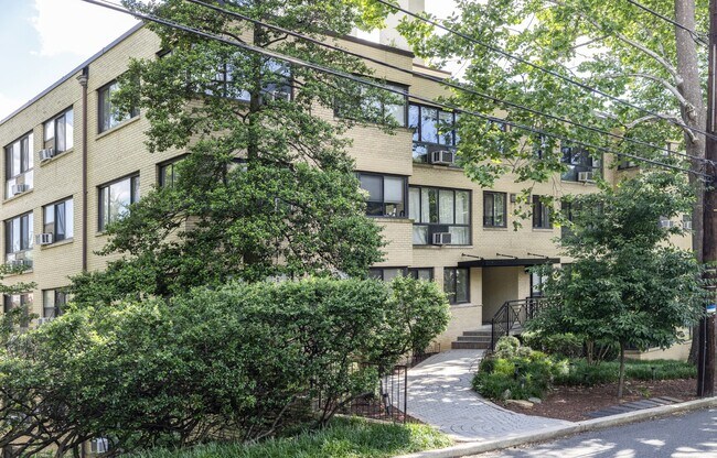 Building Photo - 3901 Tunlaw Rd NW
