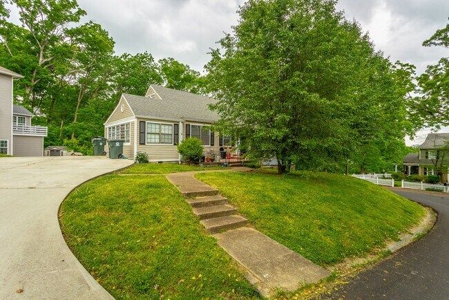 Building Photo - 321-325 Pine Ridge Road