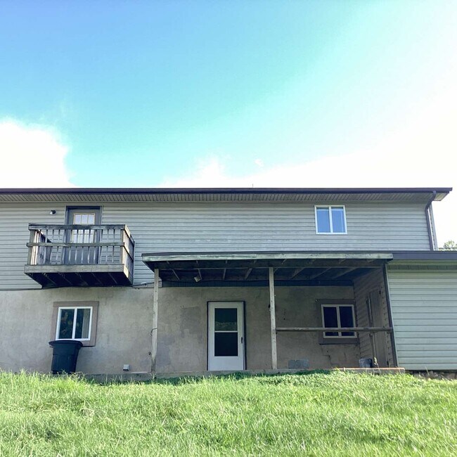Building Photo - 258 Lakeview Dr