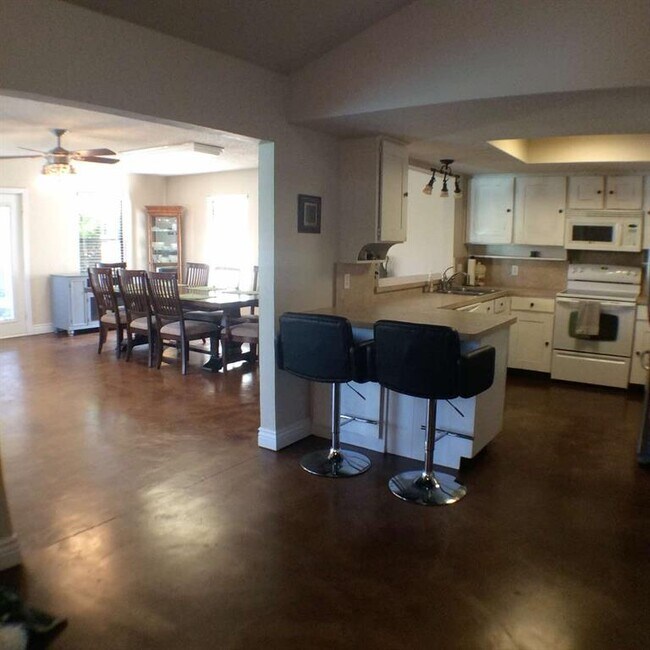 Building Photo - 503 Cozby St N