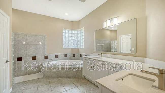 Building Photo - 6219 Aventura Dr