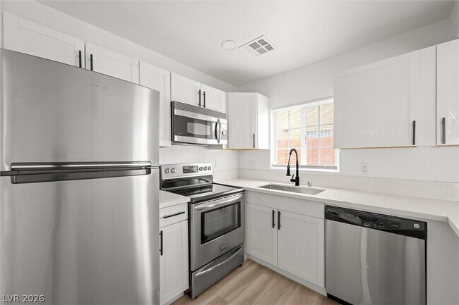 Building Photo - 623 N 10th St