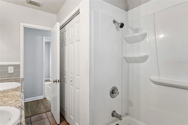 Building Photo - 1470 Overlea St