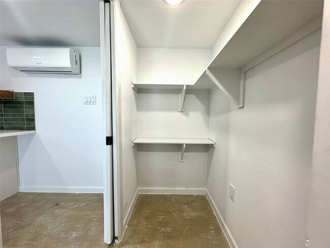 Building Photo - 808 Oakhurst St