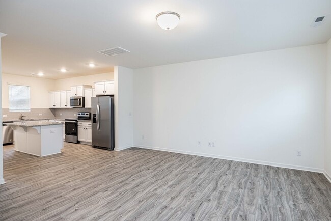 Building Photo - Charming 3-Bedroom End Unit Townhome Near Jack Alexander Blvd - APRIL MOVE IN SPECIAL