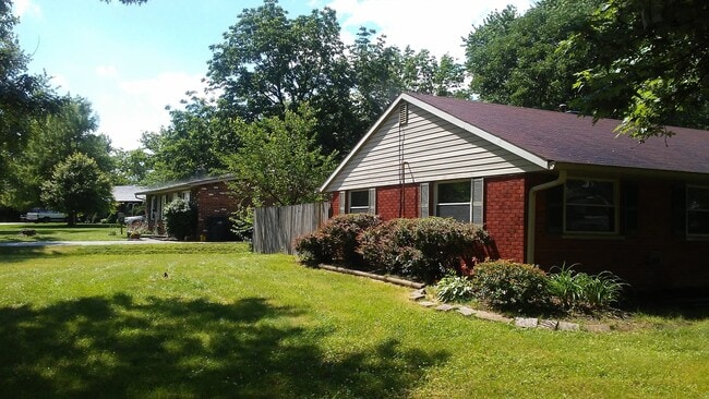 Building Photo - MASON,OHIO - 3 BED, 1  BATH, FAMILY ROOM  $1600  1st month rent free